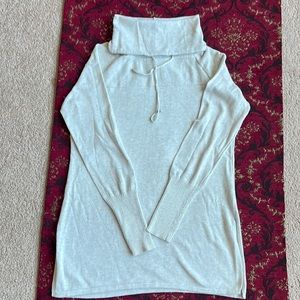 Women pullover size medium color light gray